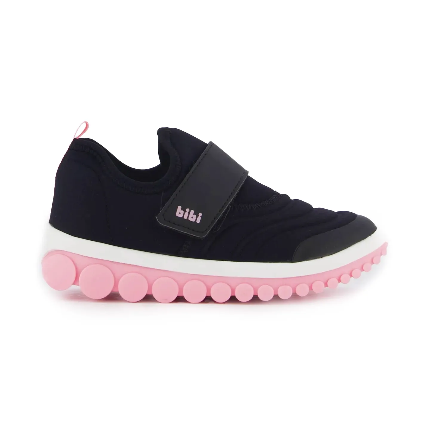 Tênis infantil Bibi Roller 2.0 preto com detalhes em rosa, fechamento em velcro e sola rosa
